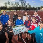 Kinderen en jongeren van verschillende Haagse sportclubs, in hun eigen tenue, tonen de maquette van het nieuwe sportcomplex. Straks hopen ze daar allemaal samen te trainen. © Frank Jansen